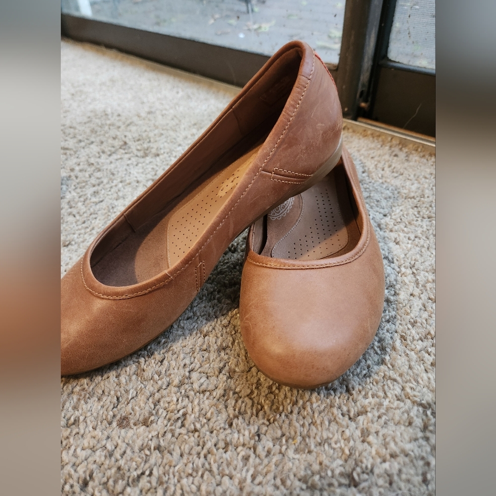 Clarks Women's Canebay Plain Dark Tan Leather